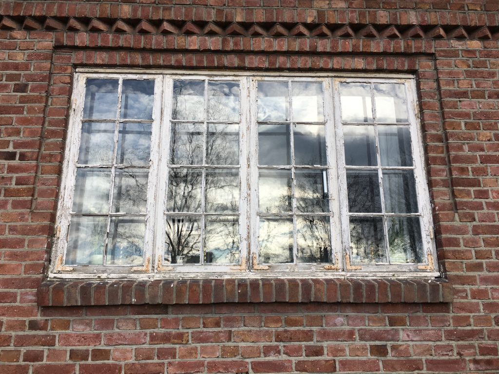 vindu med flassende maling